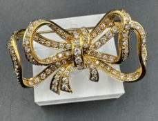 A stunning 18ct gold and diamond bow brooch ( Approximate Total Weight 16.5g)