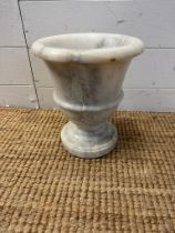 A small marble garden urn (H27cm)