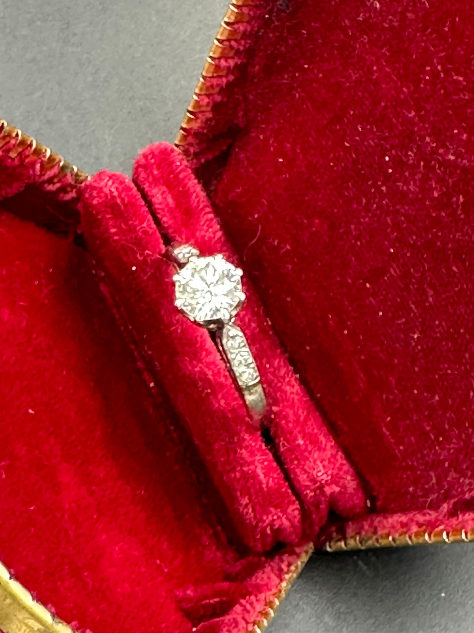 A single stone diamond ring with diamond set shoulders. Round Brilliant cut diamond 0.64ct, Colour - Image 3 of 6