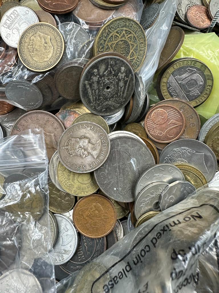 A large quantity of foreign coins, several kilos - Image 2 of 7