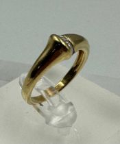 A contemporary 18ct yellow gold and diamond ring, approximate size N, approximate weight 4.2g