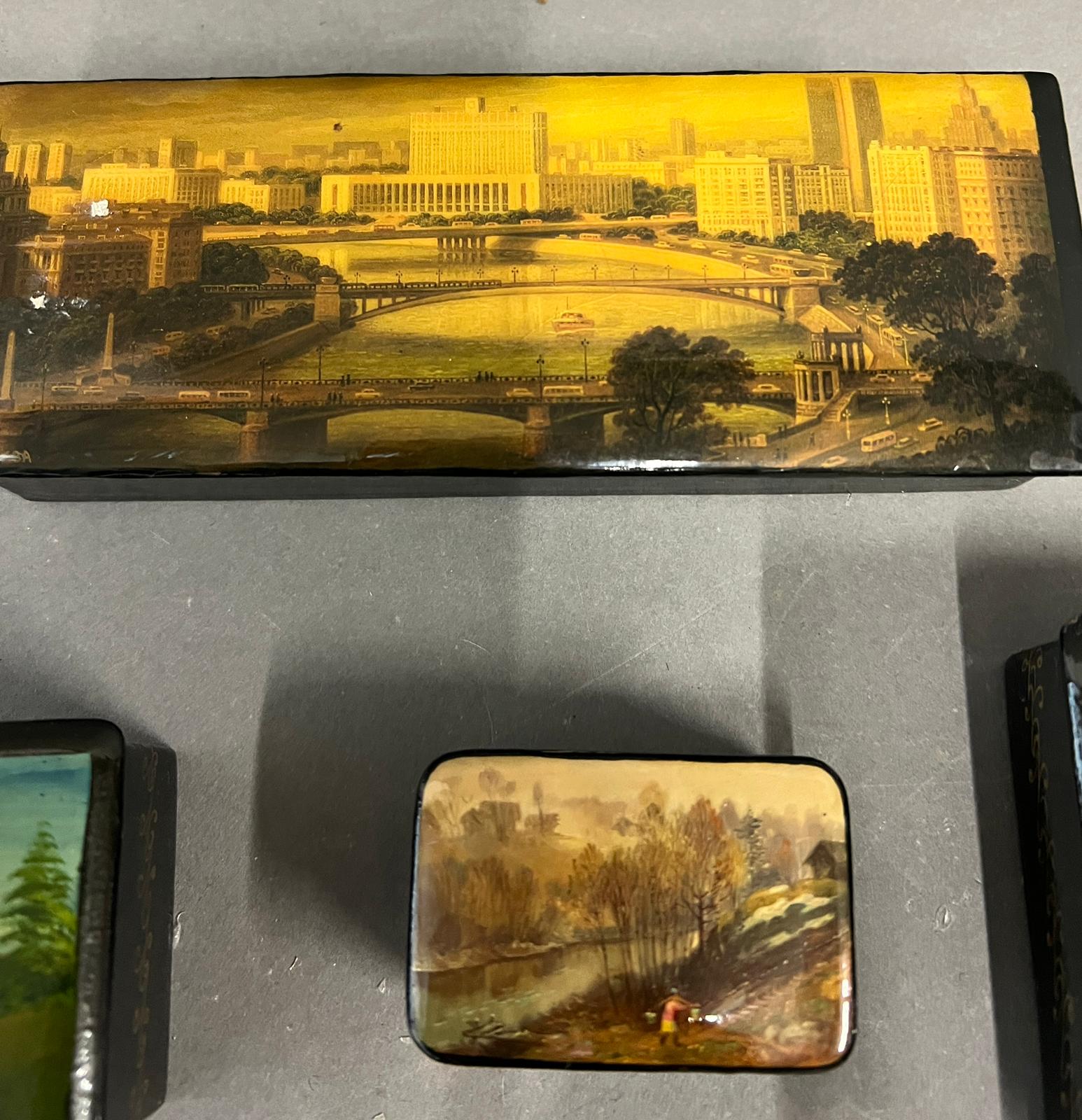 Five lacquered boxes with country and town scene - Image 4 of 6