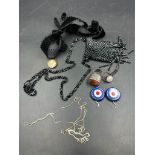 A small selection of quality costume jewellery to include silver rings, pendant coin purse and