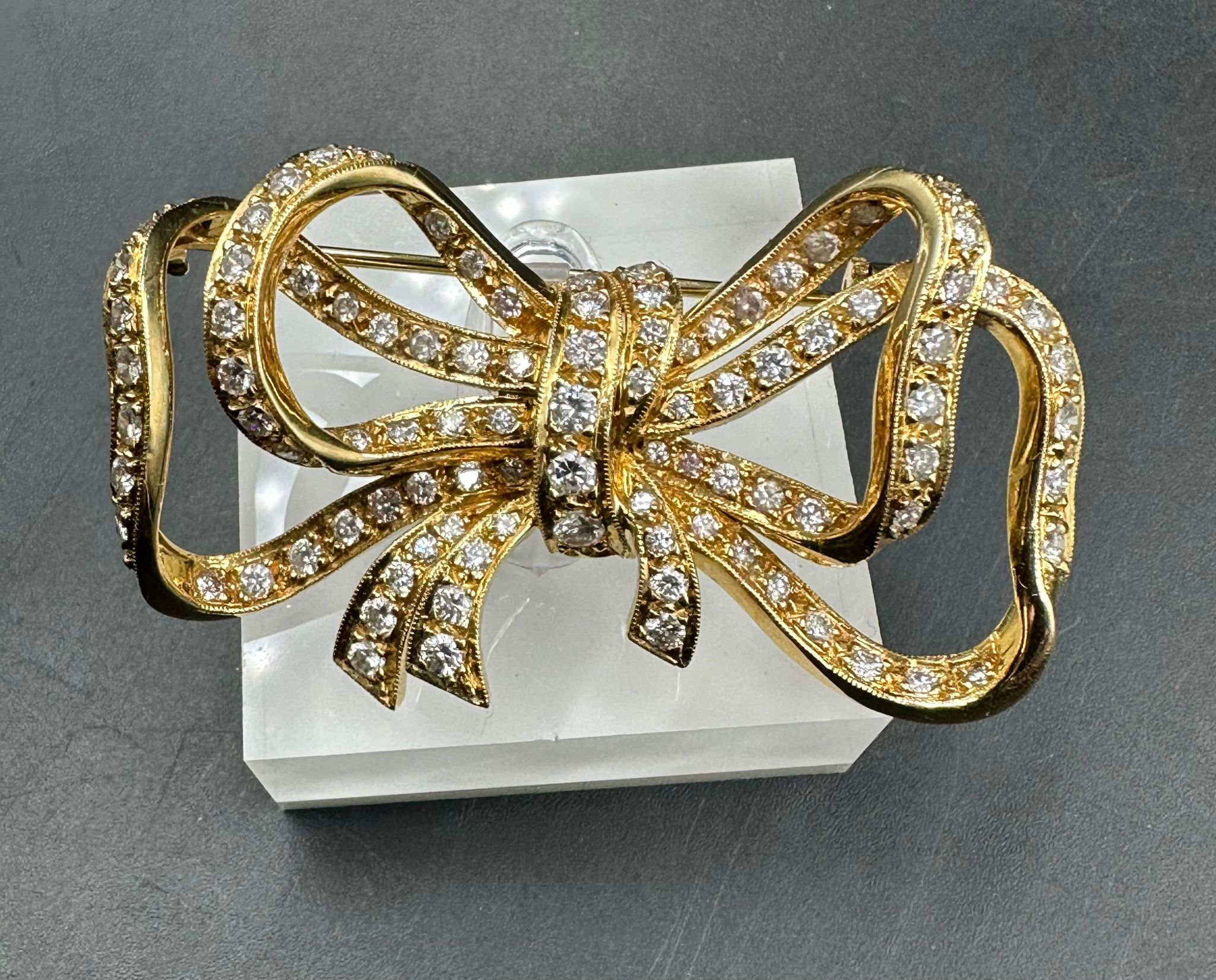 A stunning 18ct gold and diamond bow brooch ( Approximate Total Weight 16.5g) - Image 3 of 3
