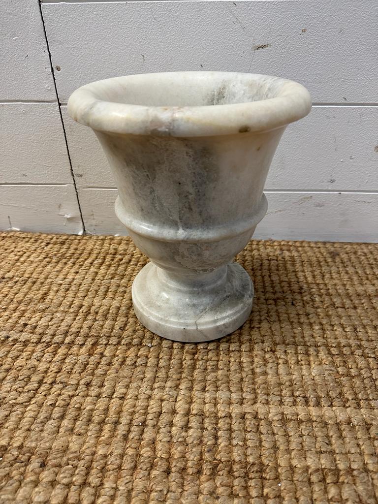 A small marble garden urn (H27cm) - Image 4 of 6