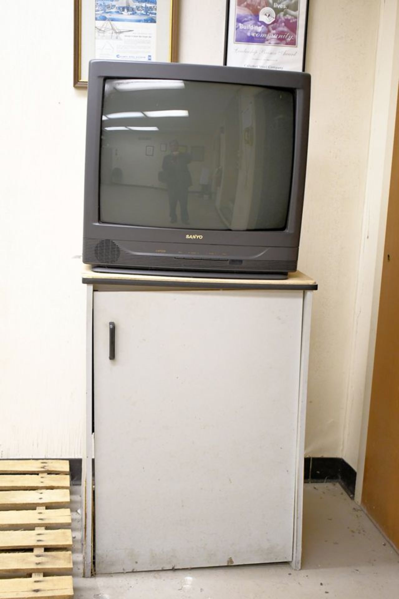 Lot - Furniture in Basement, (Front Office Bldg) - Image 5 of 6