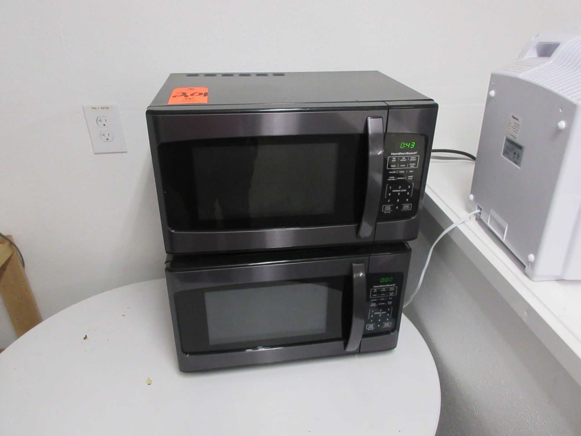 Lot - (2) Hamilton Beach 1,000-Watt Microwave Ovens