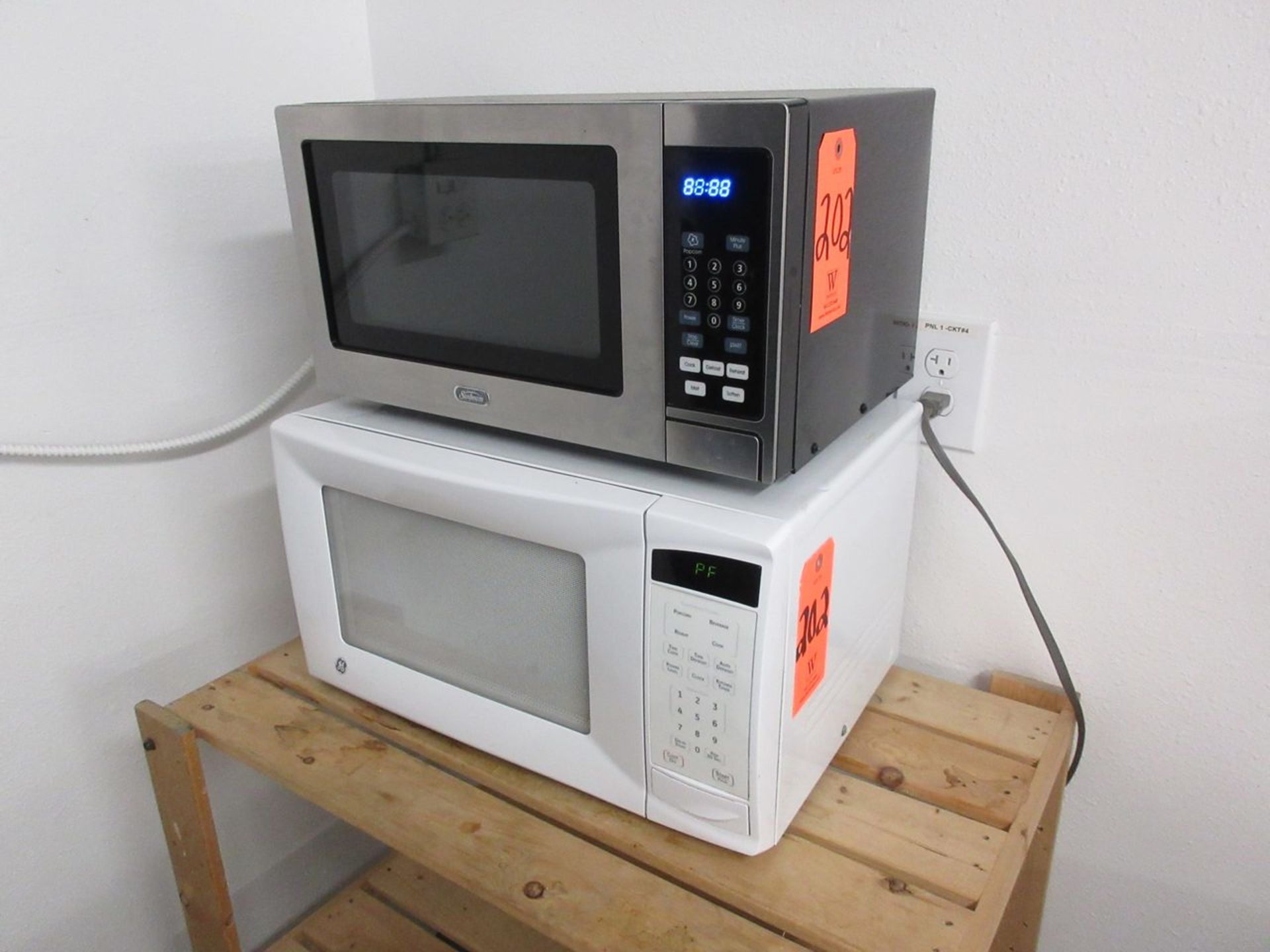Lot - (2) Microwave Ovens; (1) Sunbeam and (1) GE