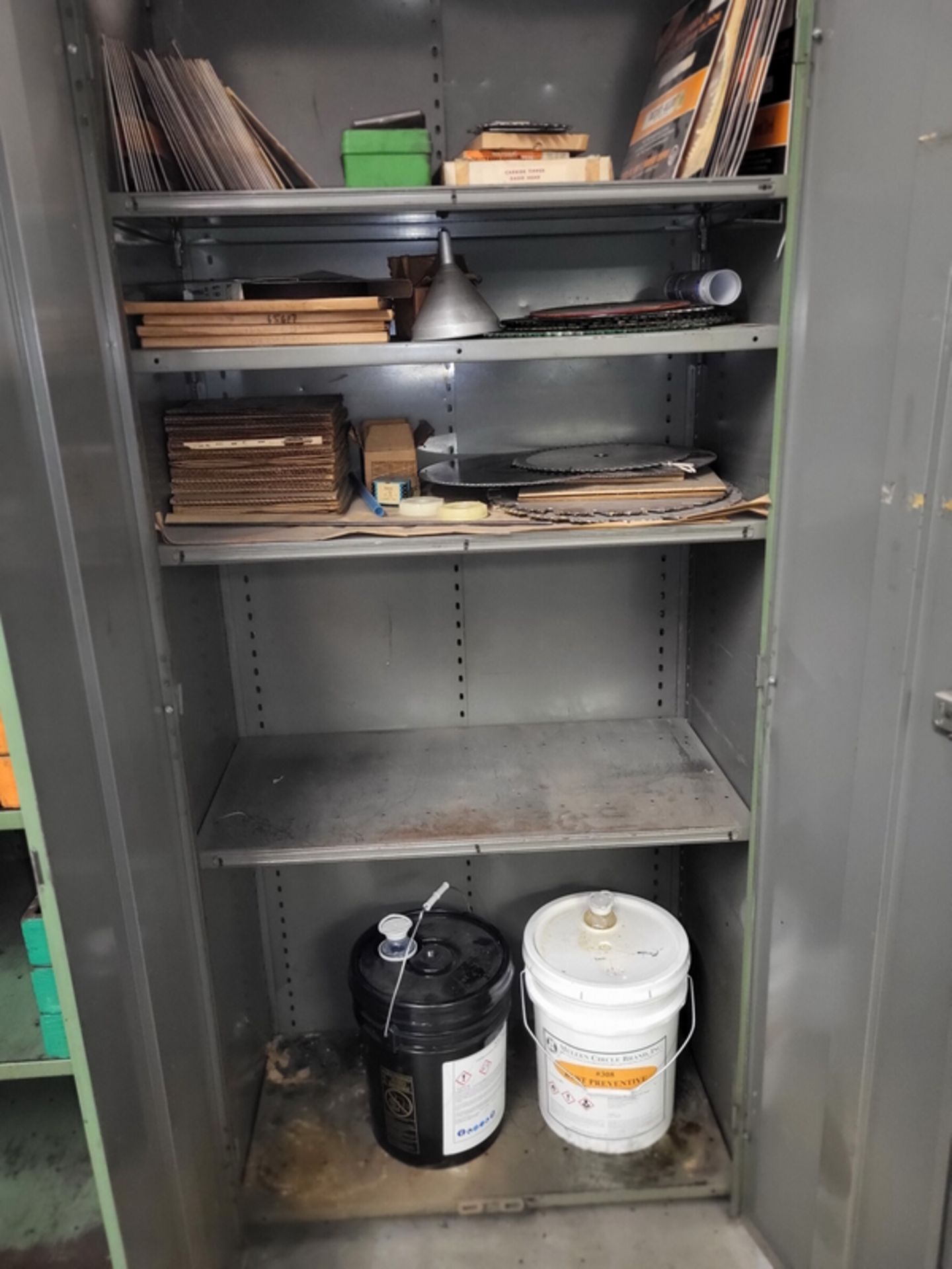 Lot - Shelving Unit & Contents; with Assorted Carbide Tipped Saw Blades, Circular Saw Blades, - Image 2 of 5