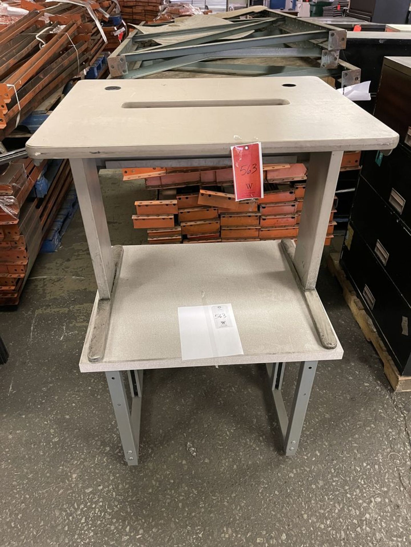 Lot - (2) Tables