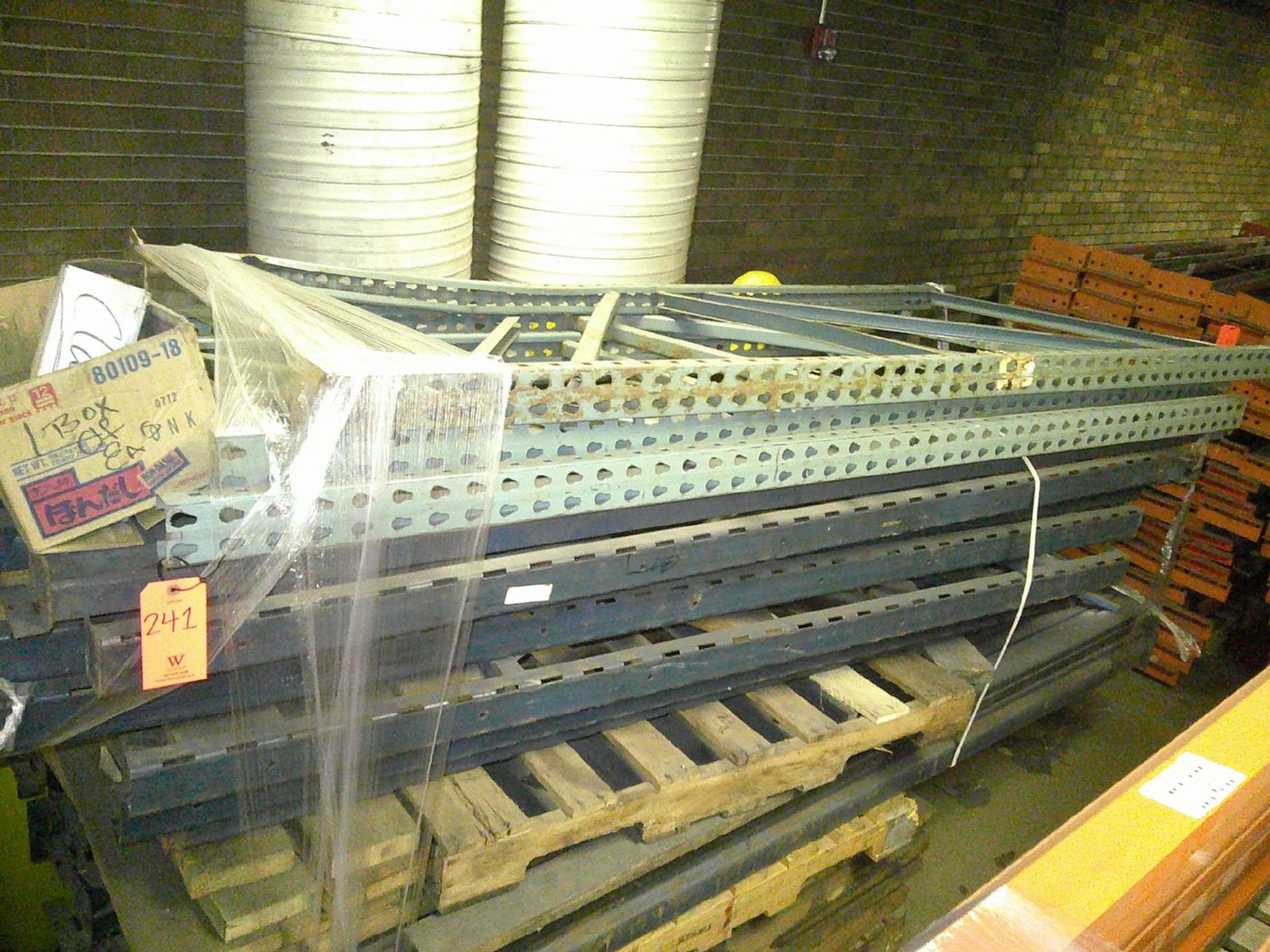 Lot - Pallet of Cross Beams, with Wire Mesh Deck on Pallet; Assorted Uprights; More Cross Beams (3- - Bild 2 aus 3