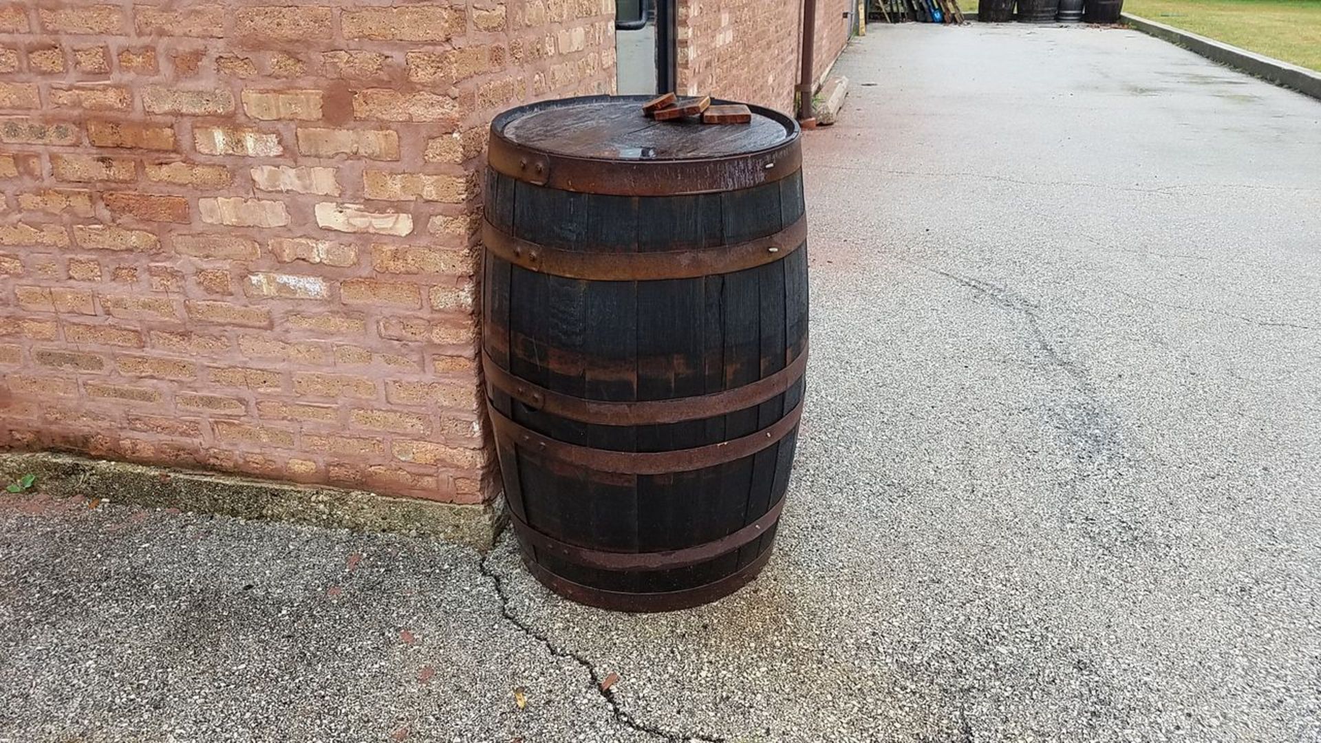 Lot - (5) approx. Assorted Wood Oak Barrels, of Various Sizes (Located Outside) (Removal Cost: N/C) - Image 2 of 2