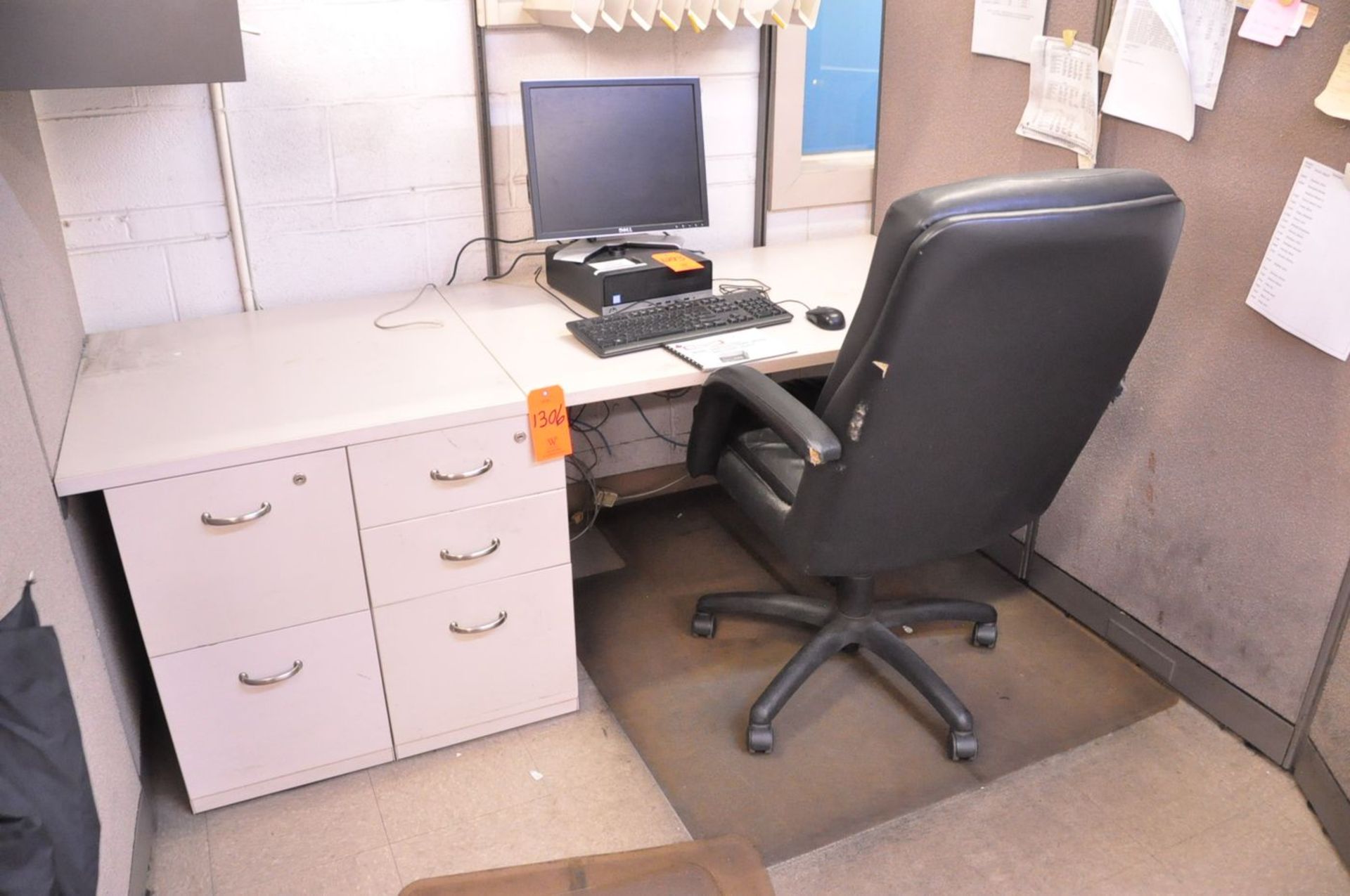 Lot - Partition Work Stations with (4) Desks and (5) Chairs in (1) Room (Removal Cost : $100) - Image 4 of 7