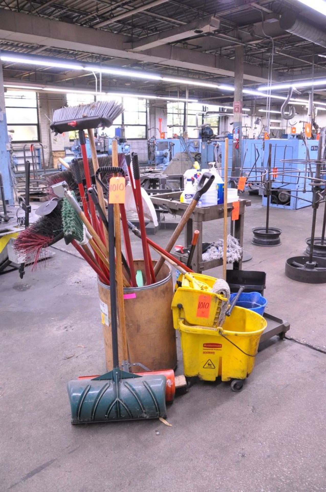 Lot - Clean-Up Tools with Mop Bucket and Janitorial Cart (Removal Cost : N/C) - Image 2 of 2