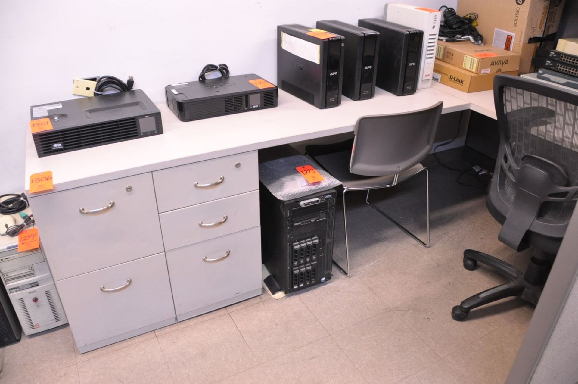 Lot - Partition Work Stations with (4) Desks and (5) Chairs in (1) Room (Removal Cost : $100) - Image 6 of 7