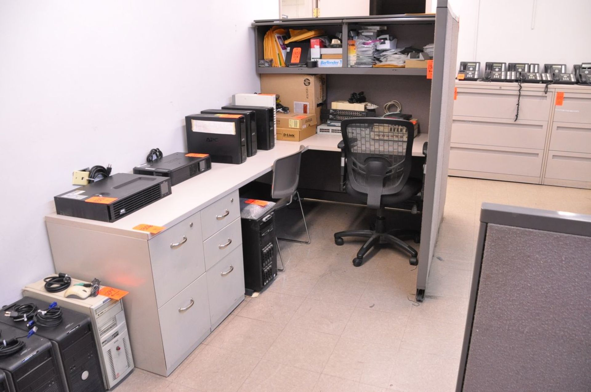 Lot - Partition Work Stations with (4) Desks and (5) Chairs in (1) Room (Removal Cost : $100) - Image 2 of 7