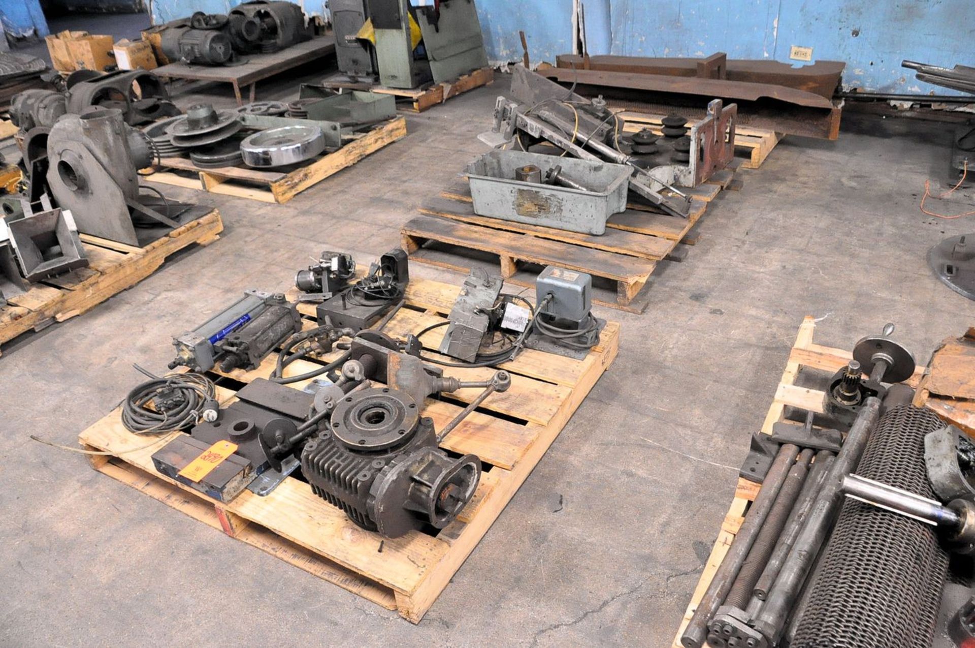 Lot - Machine Parts on (4) Pallets (Removal Cost : N/C)