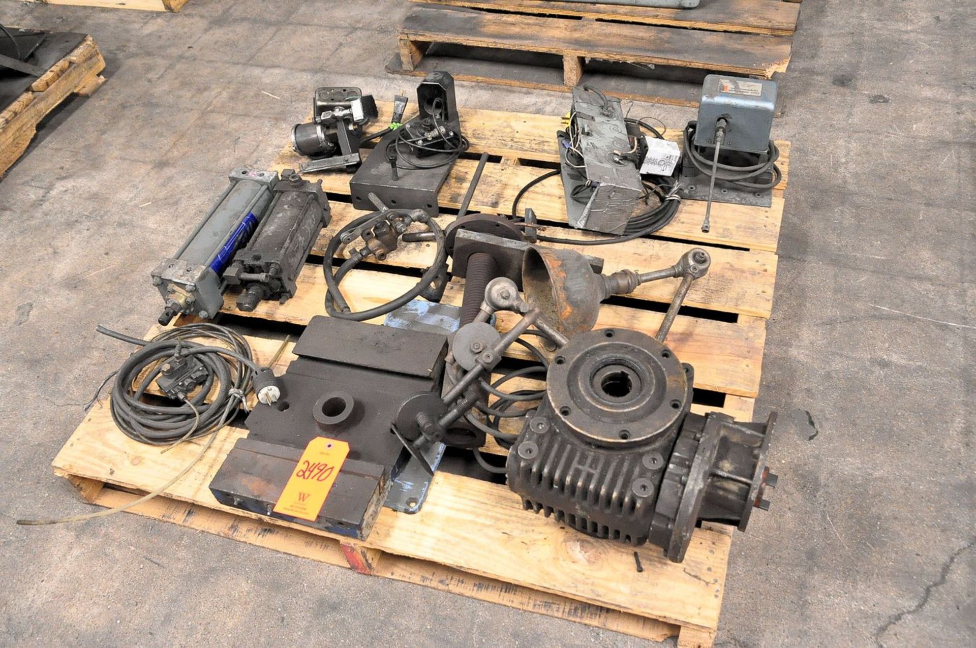 Lot - Machine Parts on (4) Pallets (Removal Cost : N/C) - Image 2 of 5