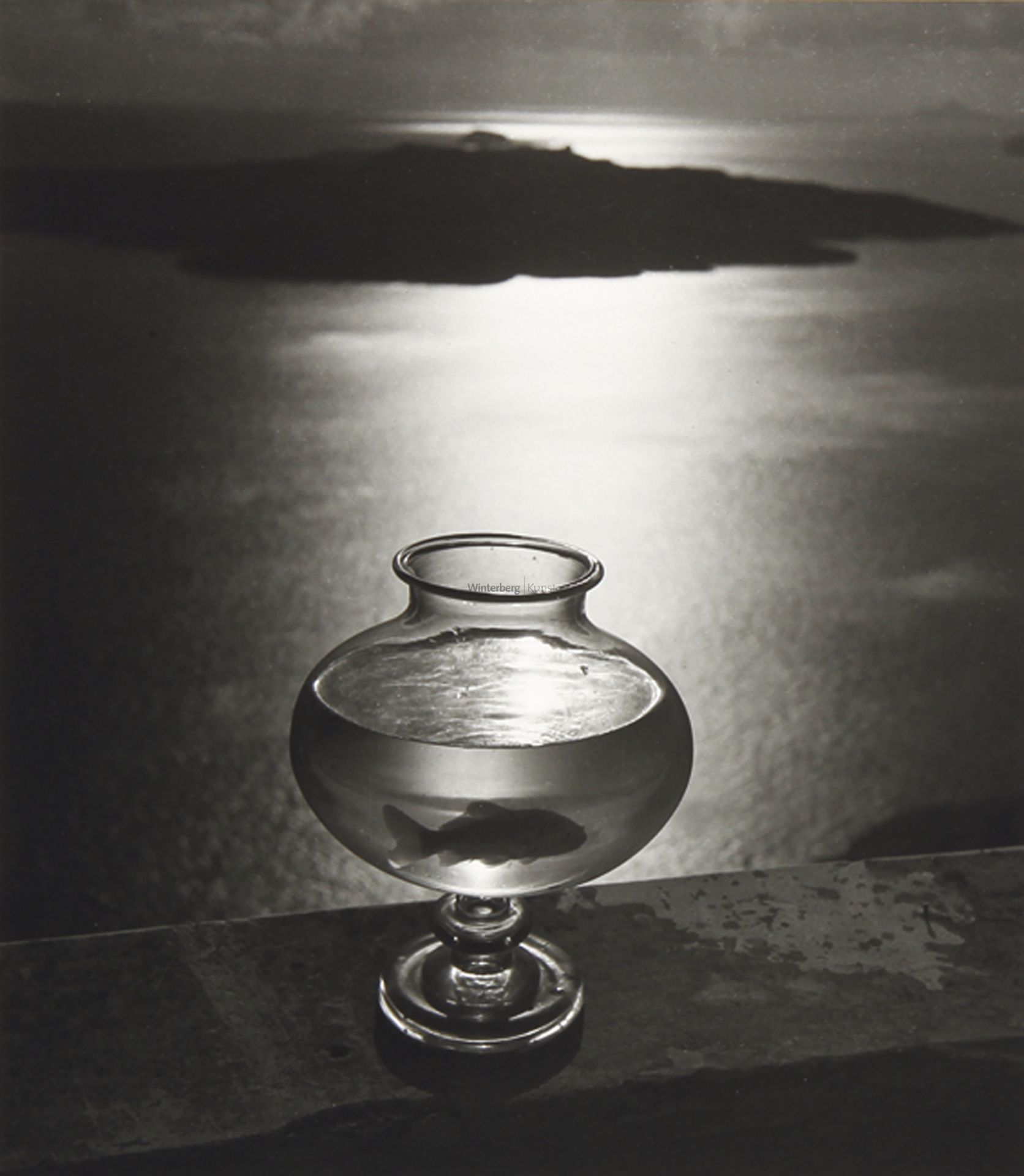 HERBERT LIST:  „Goldfischglas/Santorin 1937“.