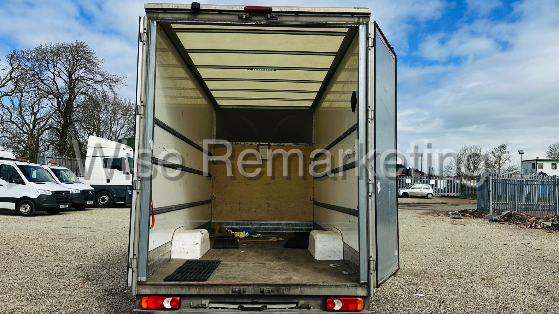 (RESERVE MET)Renault Master LL35 *LWB - LowLoader / Luton Box Van (2019) 6 Speed *Air Con* (Euro 6) - Image 14 of 30
