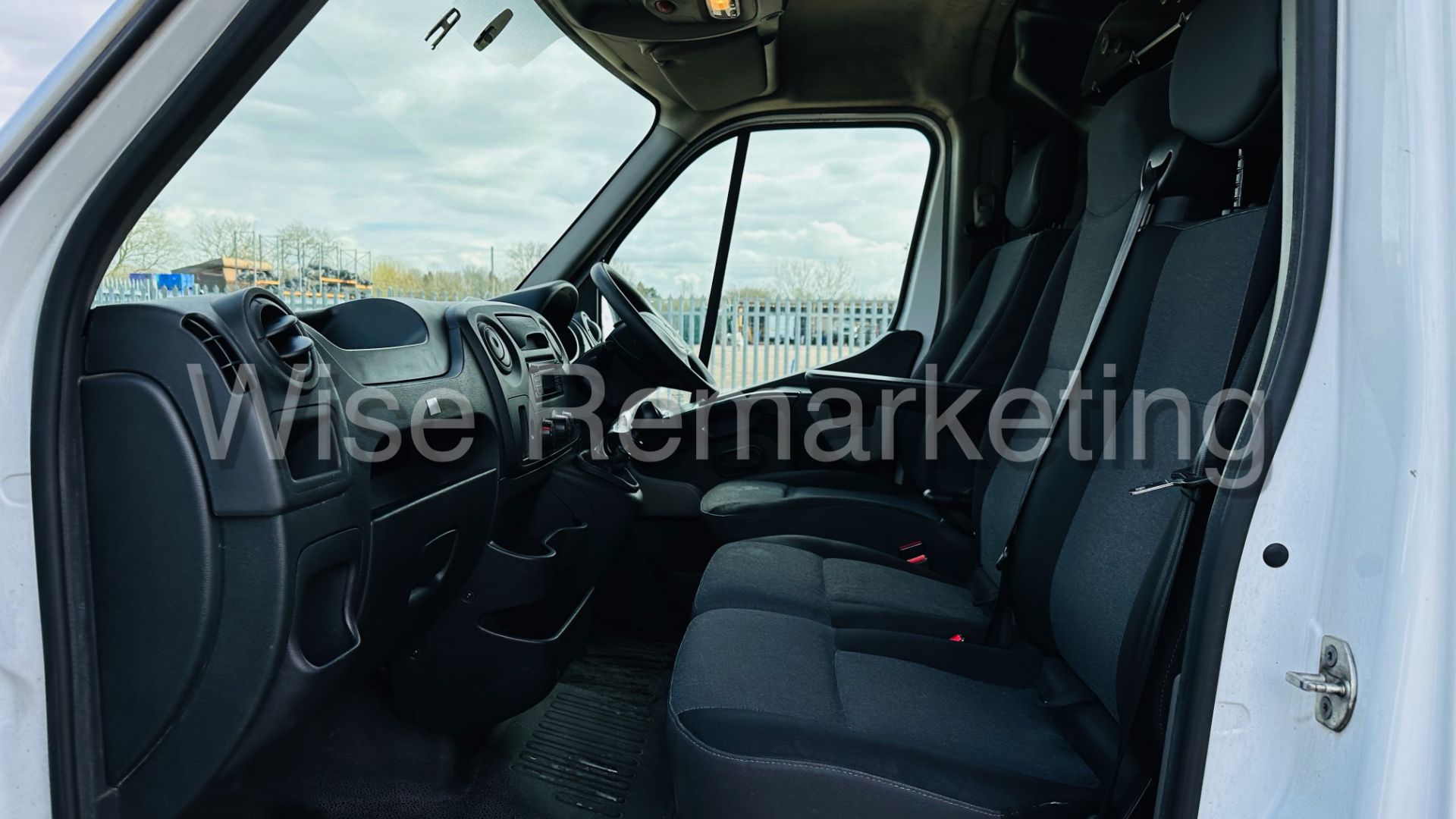 (RESERVE MET)Renault Master LL35 *LWB - LowLoader / Luton Box Van (2019) 6 Speed *Air Con* (Euro 6) - Image 12 of 30