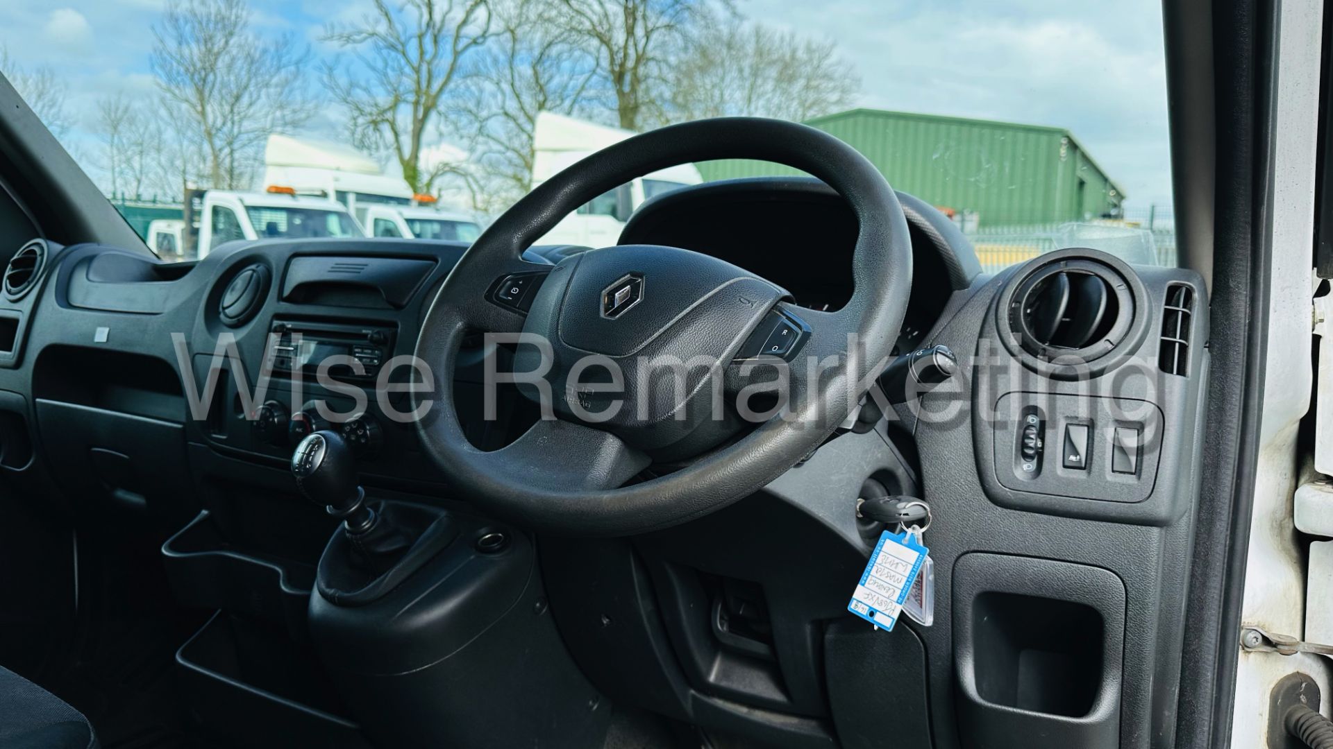 (RESERVE MET)Renault Master LL35 *LWB - LowLoader / Luton Box Van (2019) 6 Speed *Air Con* (Euro 6) - Image 19 of 30