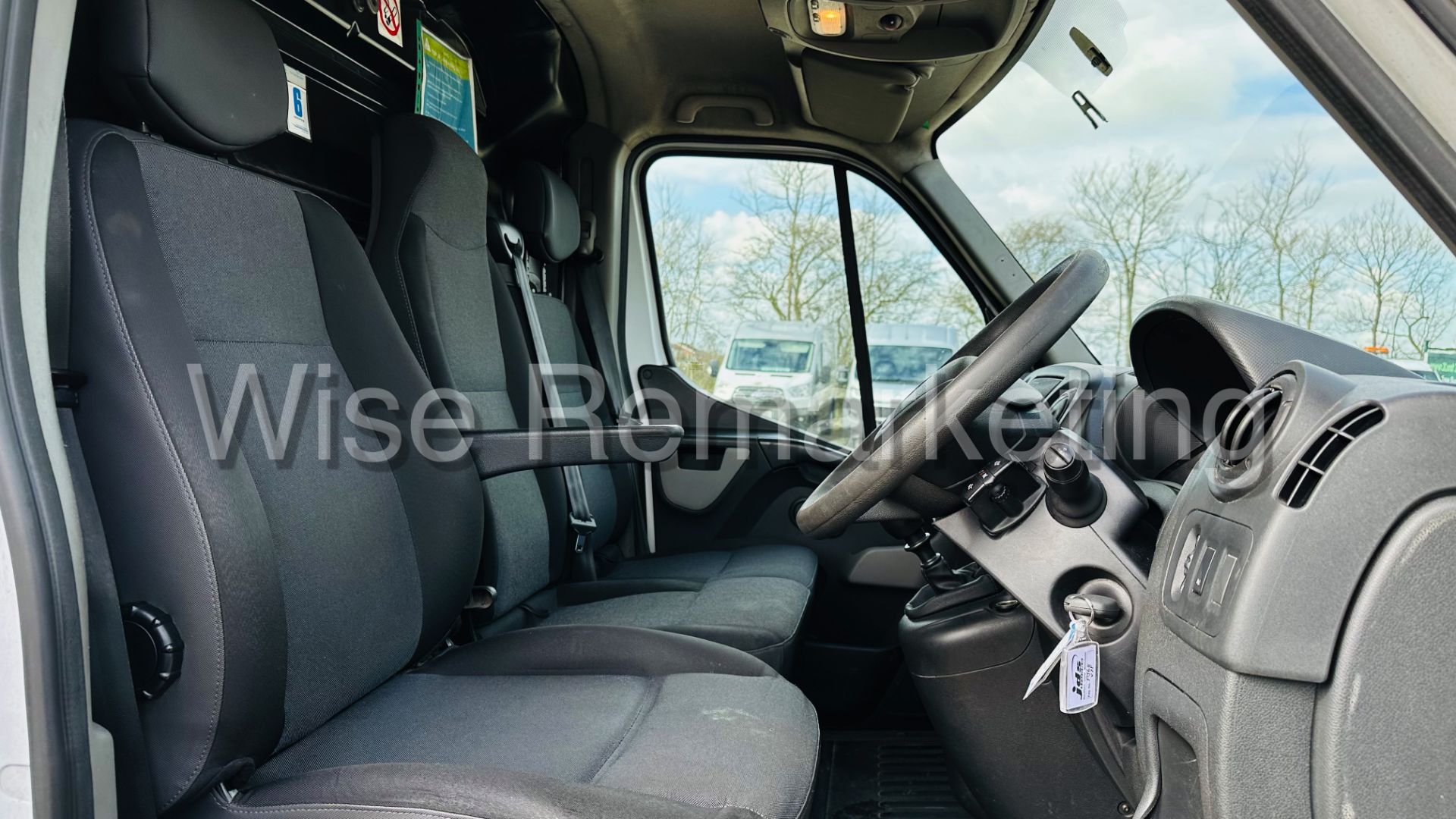 (RESERVE MET)Renault Master LL35 *LWB - LowLoader / Luton Box Van (2019) 6 Speed *Air Con* (Euro 6) - Image 17 of 30