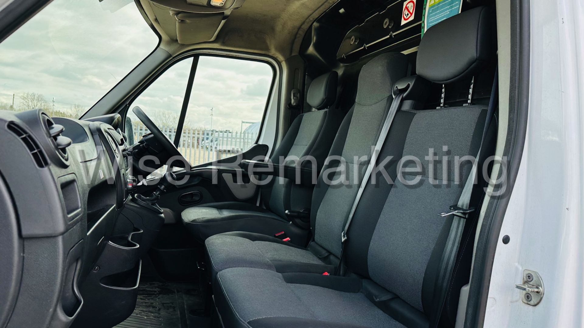 (RESERVE MET)Renault Master LL35 *LWB - LowLoader / Luton Box Van (2019) 6 Speed *Air Con* (Euro 6) - Image 13 of 30