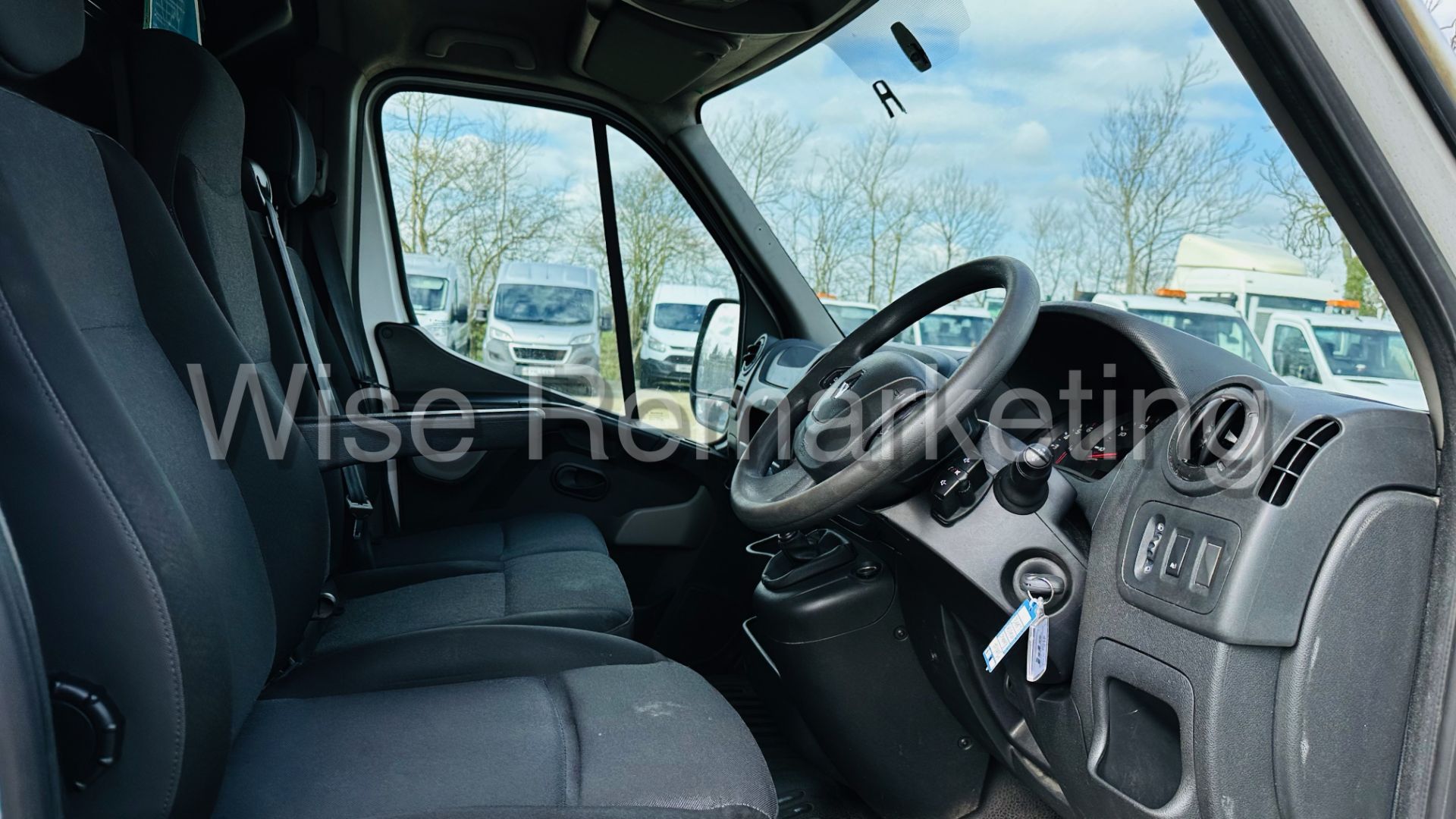 (RESERVE MET)Renault Master LL35 *LWB - LowLoader / Luton Box Van (2019) 6 Speed *Air Con* (Euro 6) - Image 18 of 30