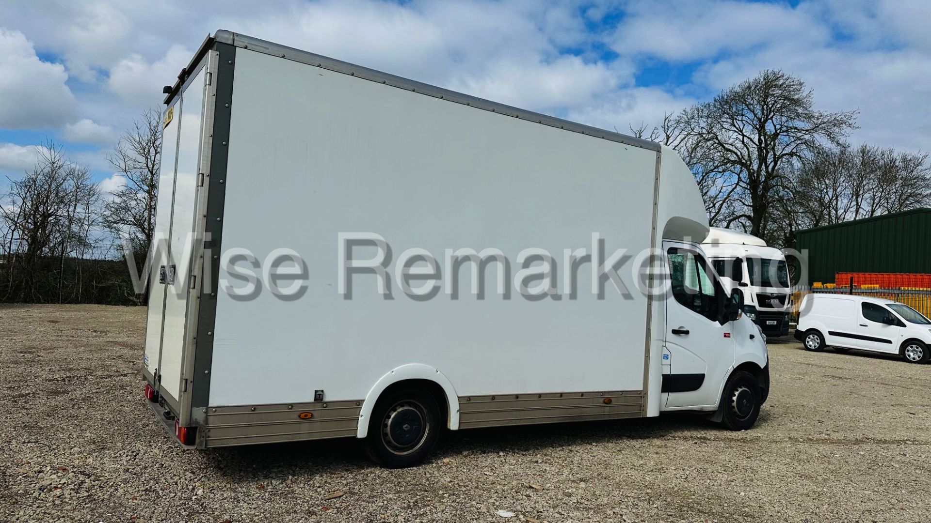 (RESERVE MET)Renault Master LL35 *LWB - LowLoader / Luton Box Van (2019) 6 Speed *Air Con* (Euro 6) - Image 7 of 30