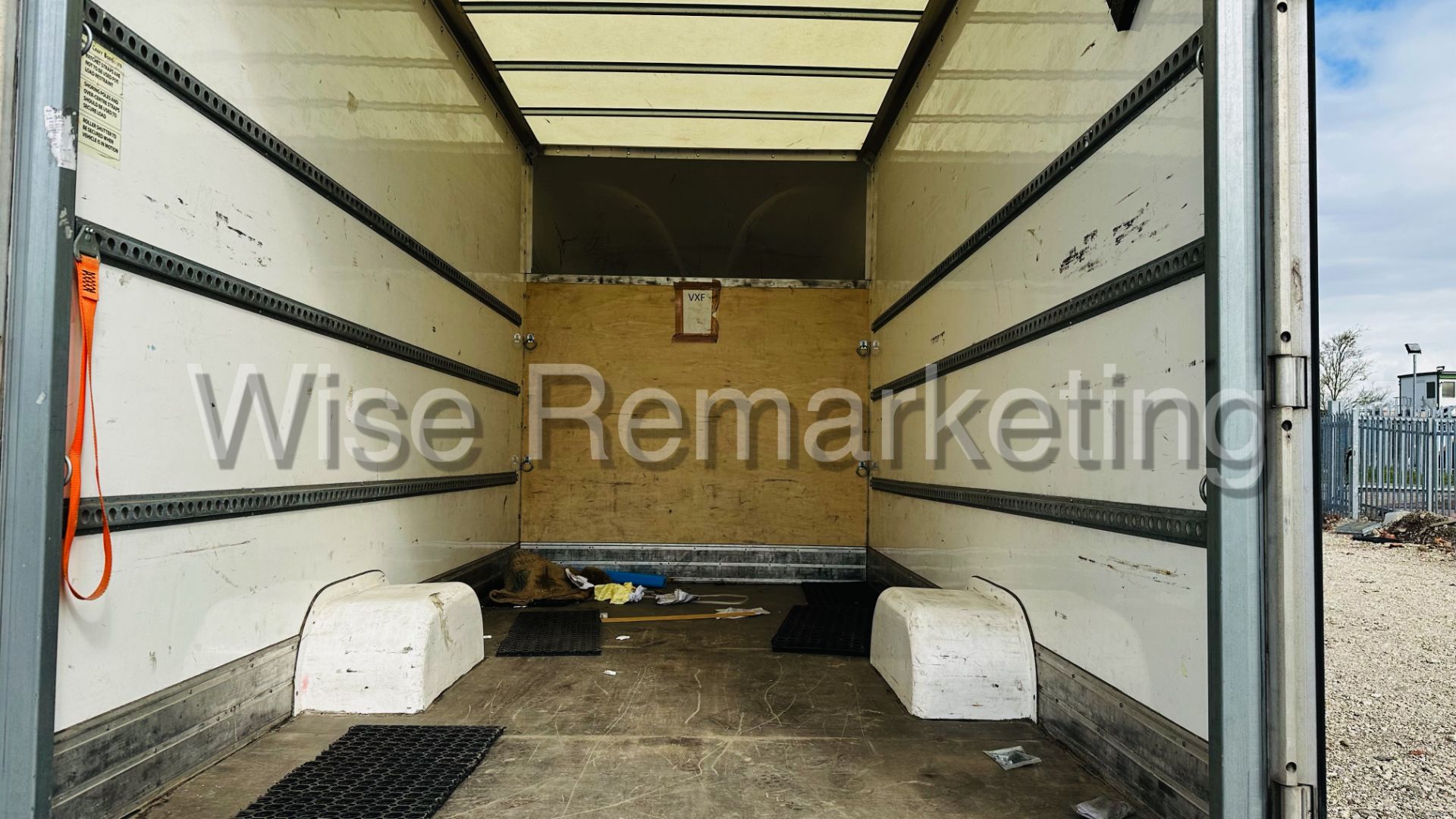 (RESERVE MET)Renault Master LL35 *LWB - LowLoader / Luton Box Van (2019) 6 Speed *Air Con* (Euro 6) - Image 15 of 30