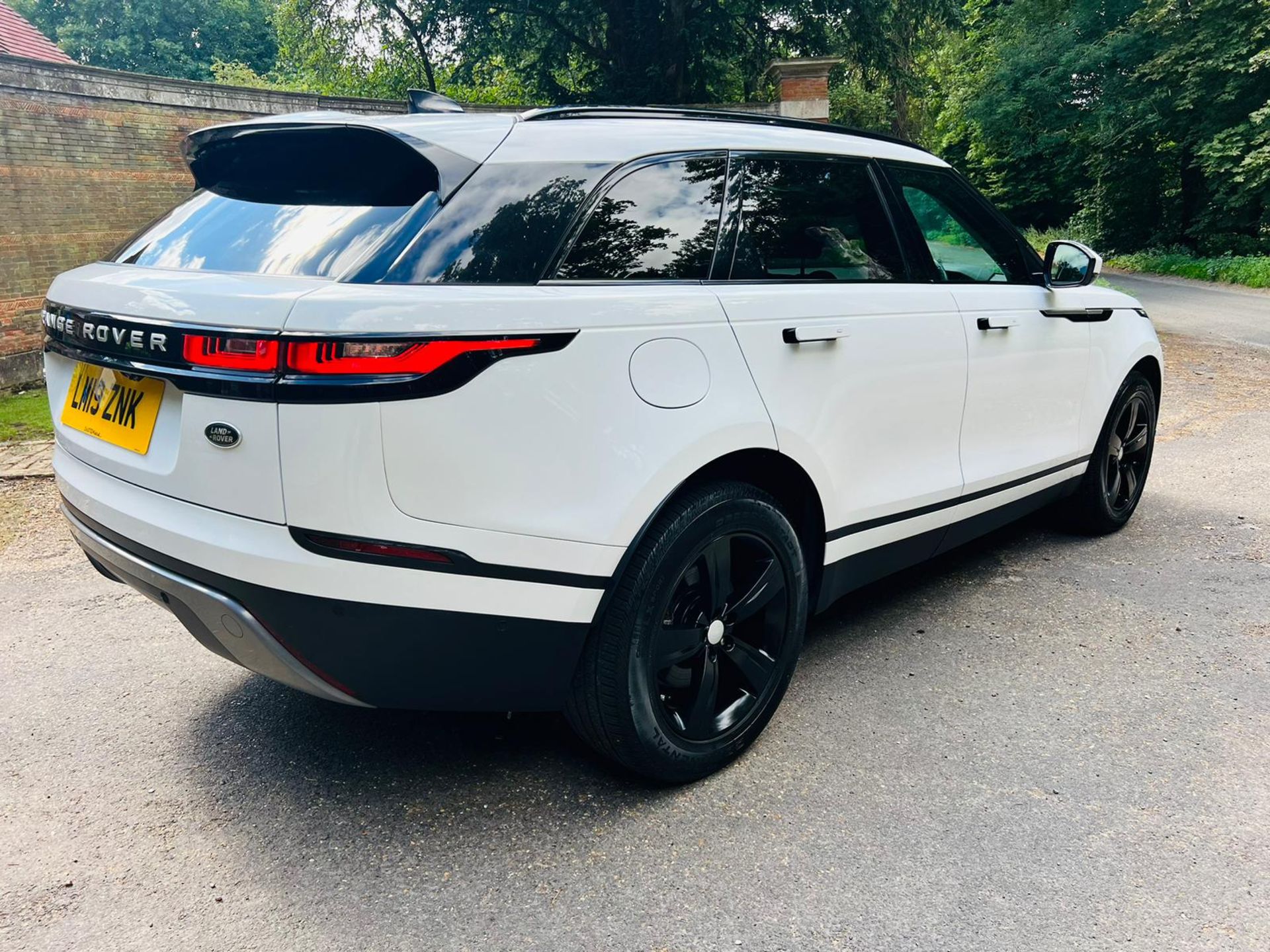 (Reserve Met) Range Rover Velar 2.0 D180 AWD Auto - 2019 19 Reg - 1 Owner - ONLY 22k Miles - Sat Nav - Image 9 of 27