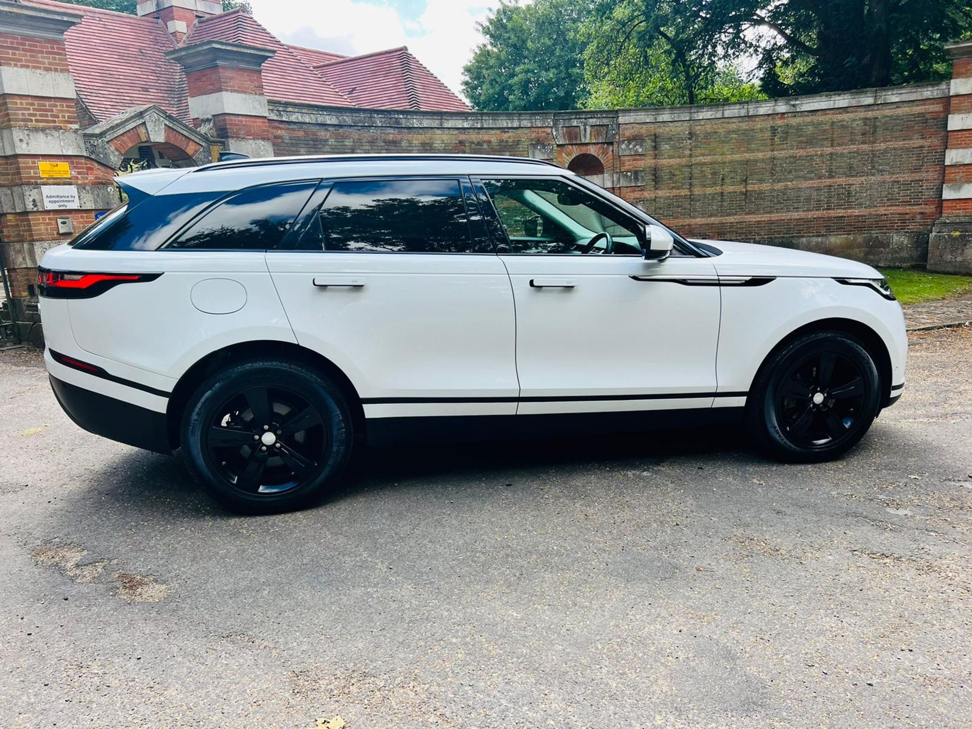 (Reserve Met) Range Rover Velar 2.0 D180 AWD Auto - 2019 19 Reg - 1 Owner - ONLY 22k Miles - Sat Nav - Image 6 of 27