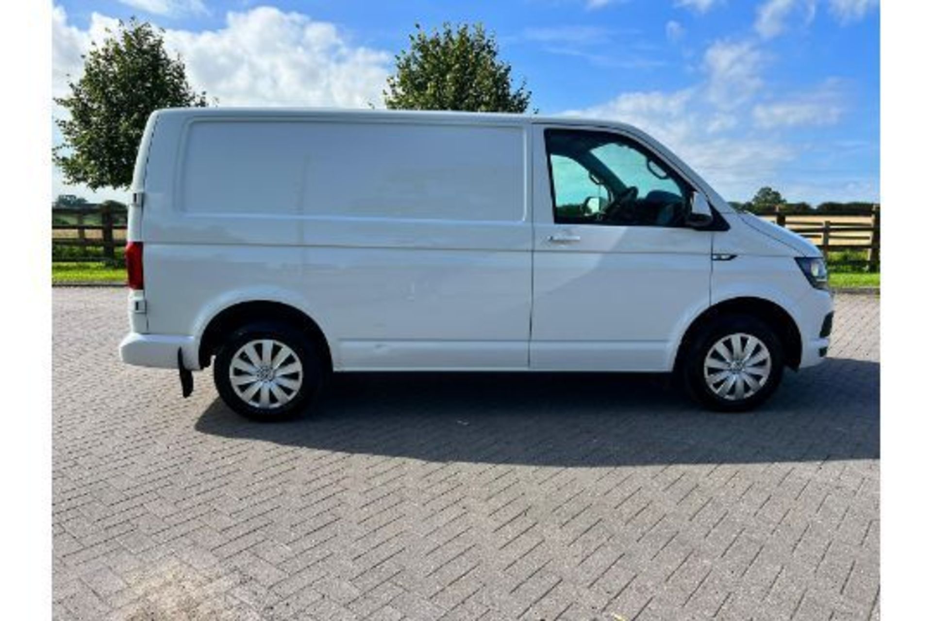 Volkswagen Transporter T30 Bluemotion 2.0 TDI Trendline - 2020 Model - Air Con - Euro 6 - 1 Owner - Image 8 of 21