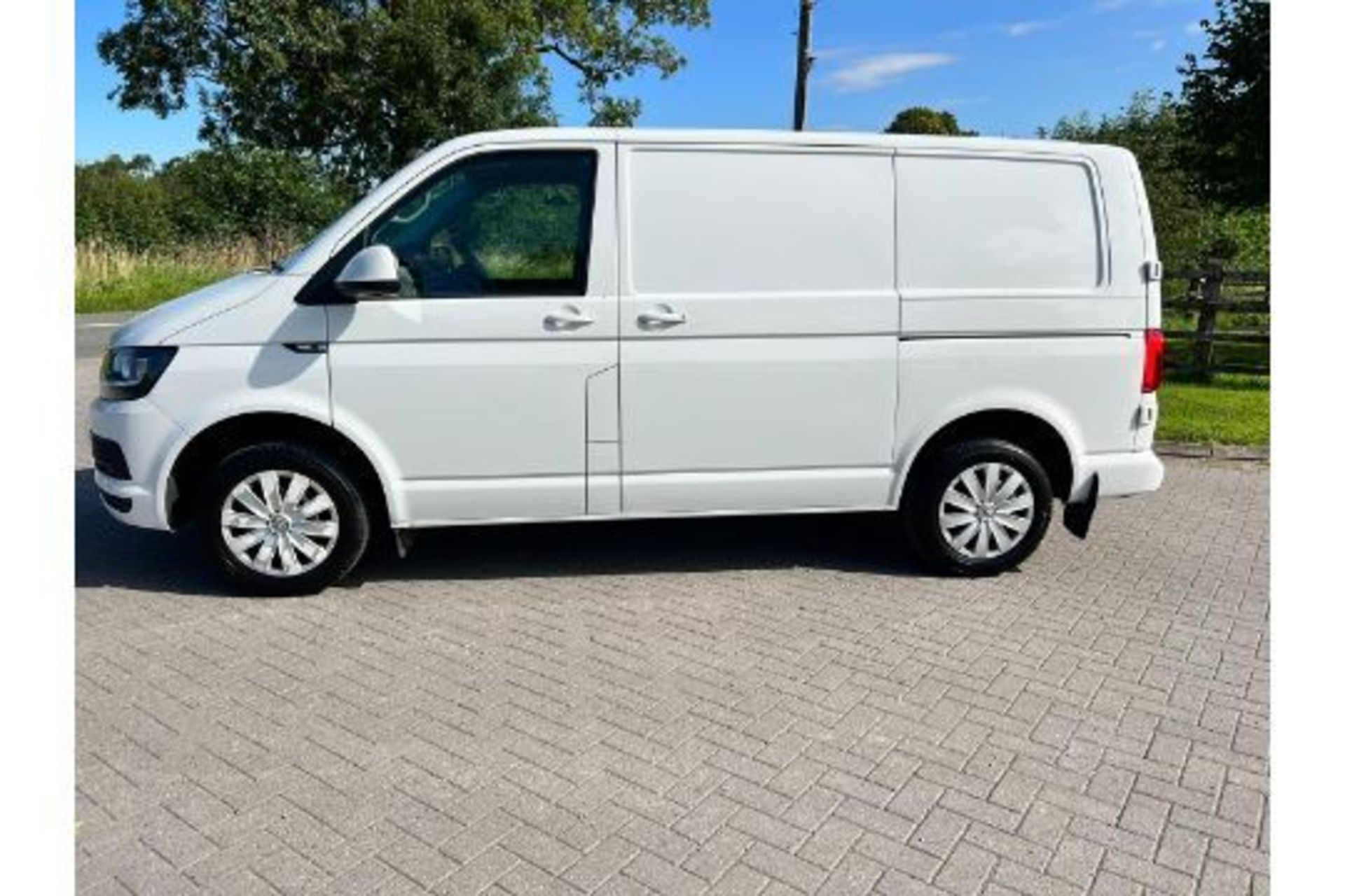 Volkswagen Transporter T30 Bluemotion 2.0 TDI Trendline - 2020 Model - Air Con - Euro 6 - 1 Owner - Image 4 of 21