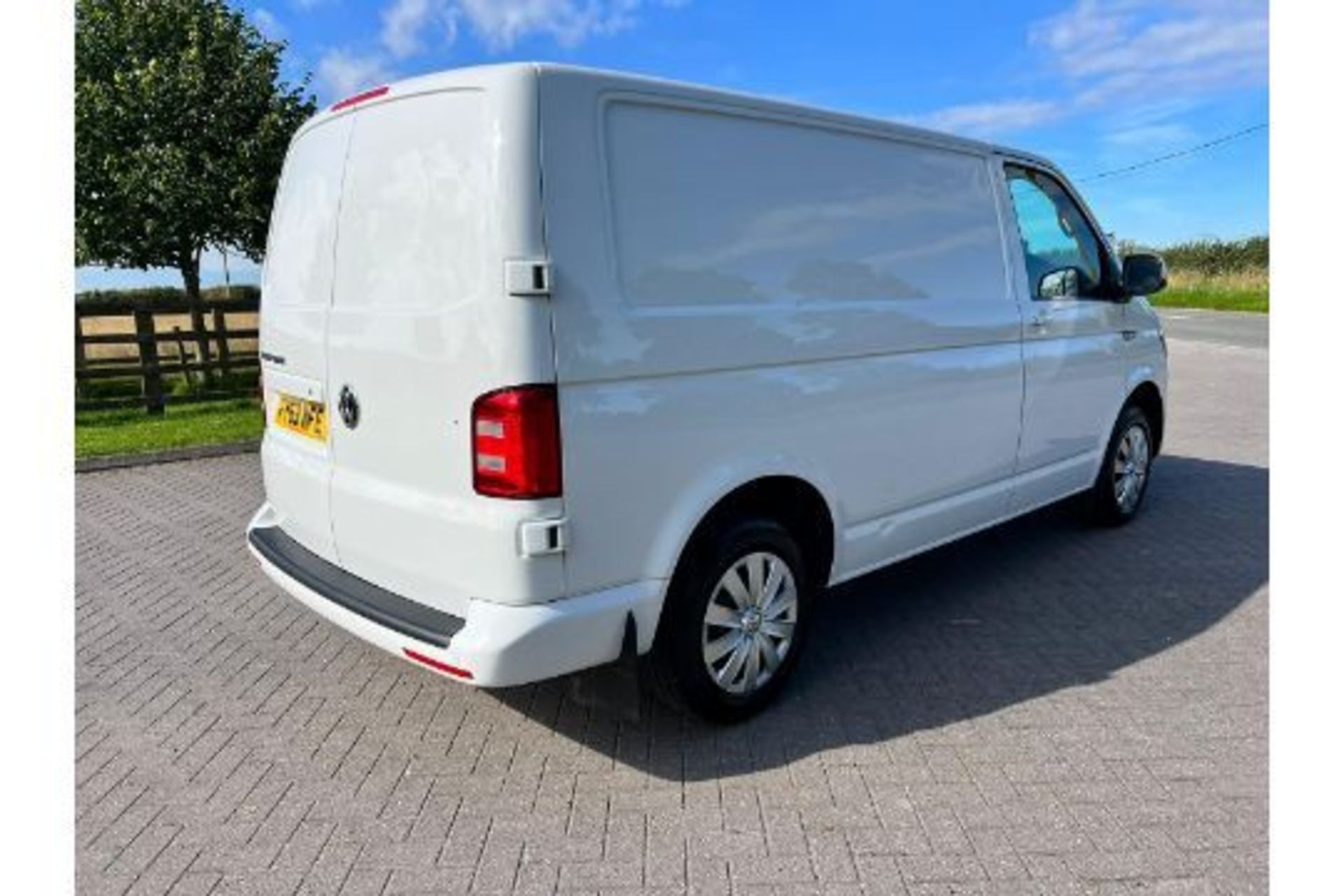 Volkswagen Transporter T30 Bluemotion 2.0 TDI Trendline - 2020 Model - Air Con - Euro 6 - 1 Owner - Image 9 of 21