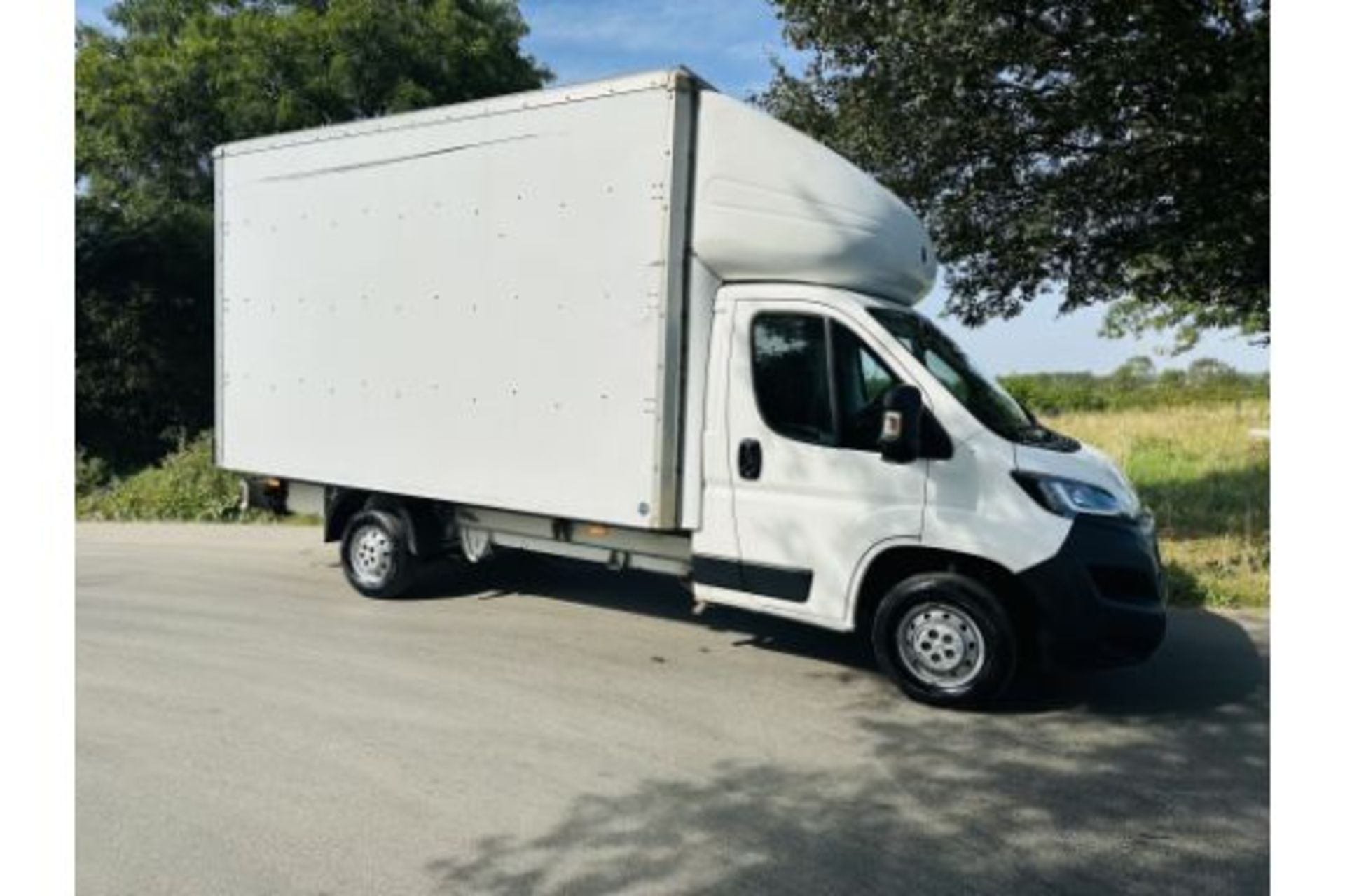 PEUGEOT BOXER 2.2 BLUEHDI (165) Luton Box Van (2021 Model) Air Con - Look - Image 2 of 17