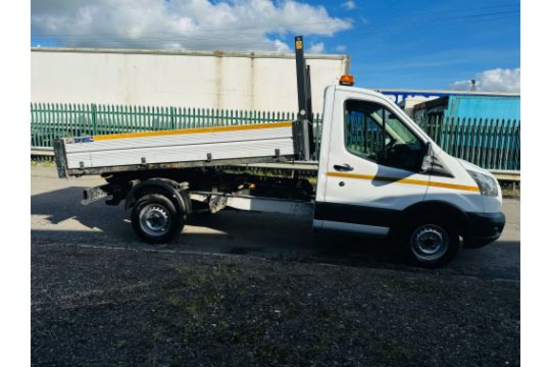 Ford Transit 2.0Tdci (130) 350 Tipper Truck (3500 kg Gross) 1 Owner - 19 Reg - Electric Tipper - Image 4 of 25