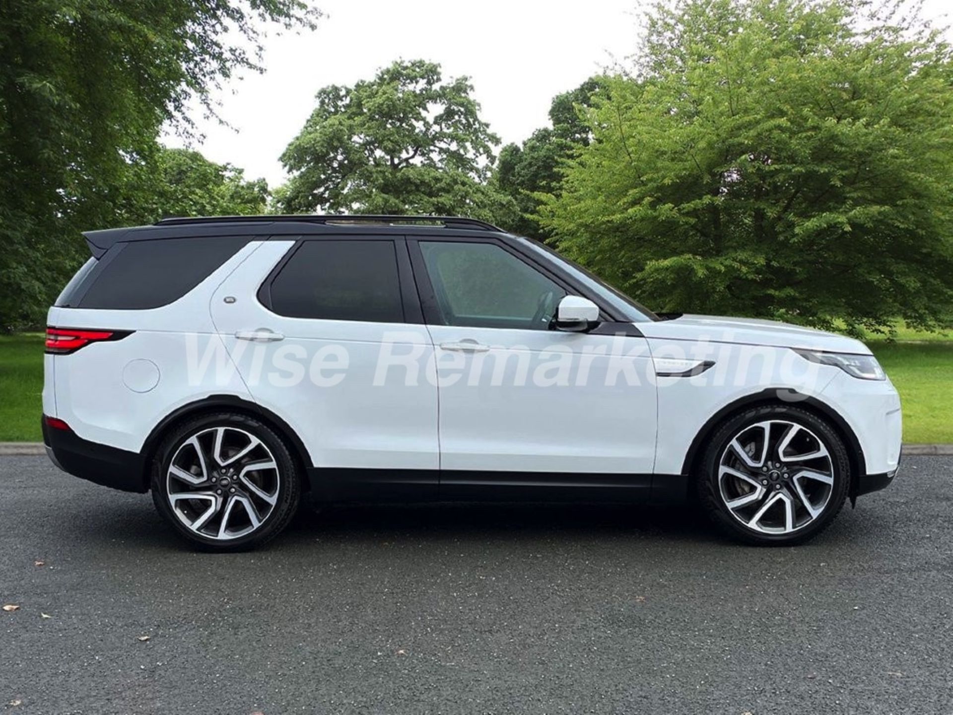 Land Rover Discovery 5 * SUV* (2017 - 67 Reg) *3.0 TD6 - 8 Speed Automatic* (ALL NEW MODEL) - Image 7 of 9