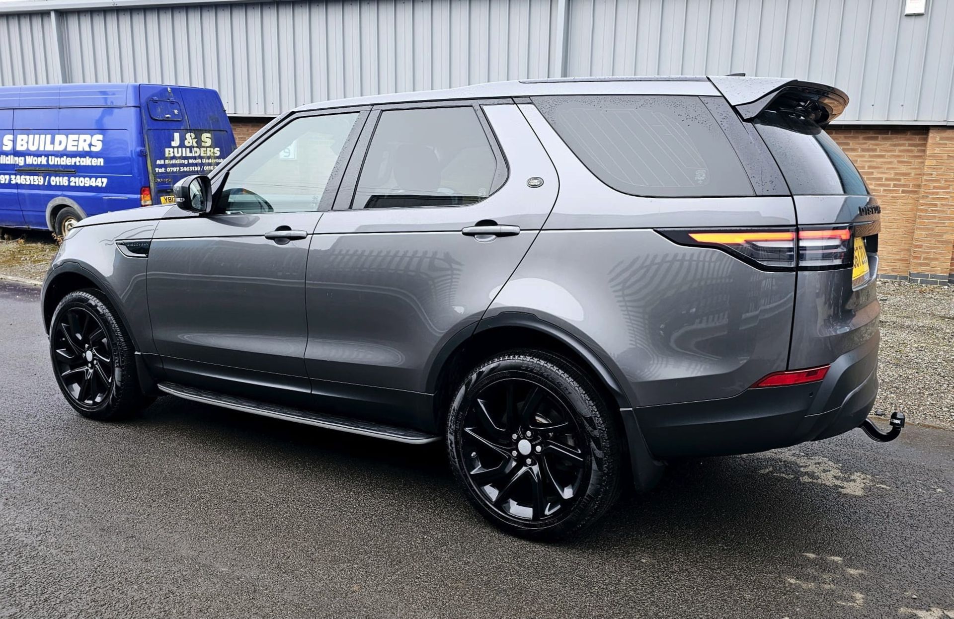 Land Rover Discovery 5 - (New Model) Diesel Auto - 2018 Model - Black Pack Edition - Sat Nav - Look - Image 10 of 45