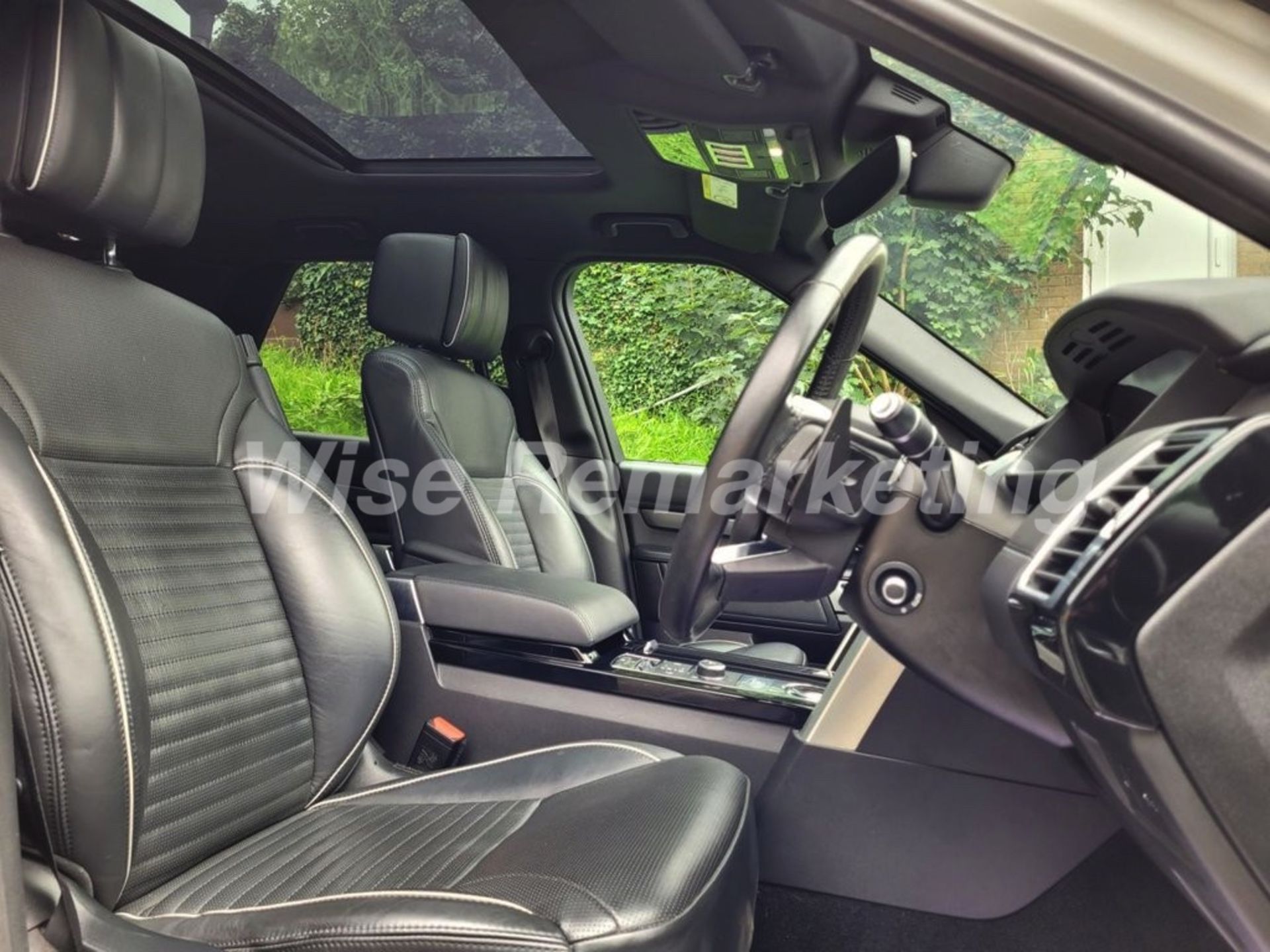 Land Rover Discovery 5 * SUV* (2017 - 67 Reg) *3.0 TD6 - 8 Speed Automatic* (ALL NEW MODEL) - Image 8 of 9