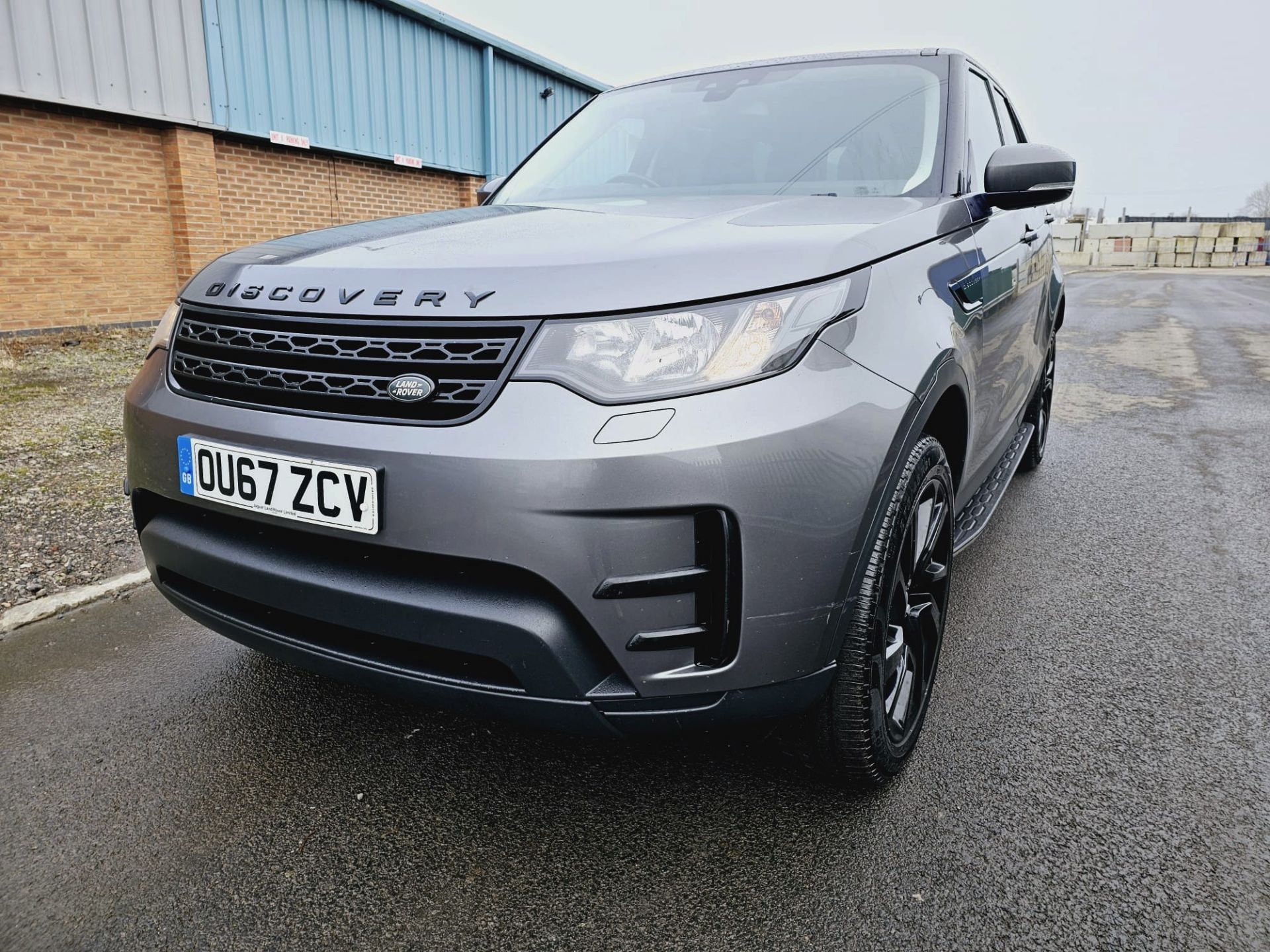 Land Rover Discovery 5 - (New Model) Diesel Auto - 2018 Model - Black Pack Edition - Sat Nav - Look - Image 6 of 45