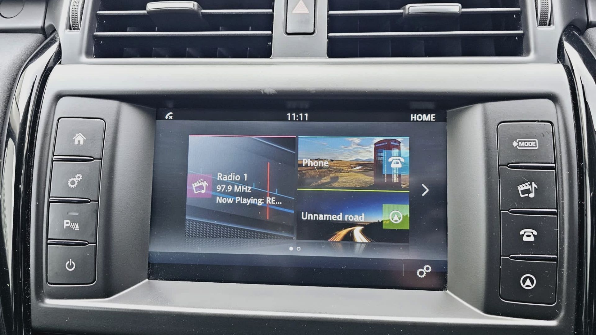 Land Rover Discovery 5 - (New Model) Diesel Auto - 2018 Model - Black Pack Edition - Sat Nav - Look - Image 35 of 45