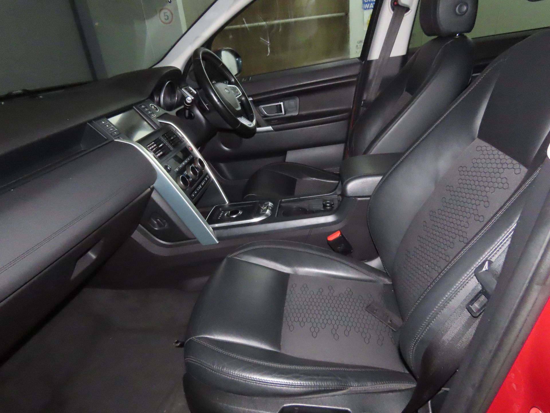 (Reserve Met) LAND ROVER DISCOVERY SPORT *SE TECH* 7 SEATER SUV (2017) 2.0 TD4- AUTO *LEATHER & NAV* - Image 7 of 12