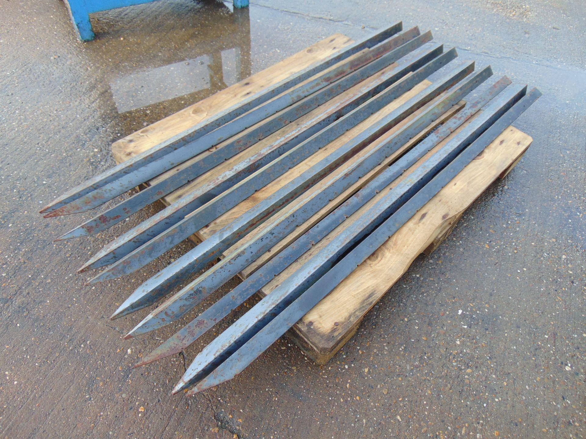 10x Heavy Duty Barb Wire Fencing Posts / Stakes