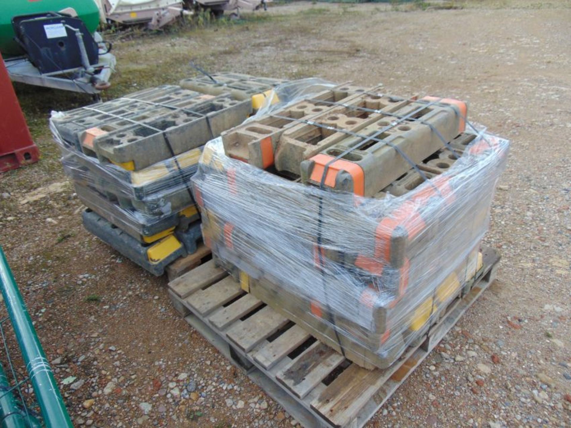 36 x 11ft Heras Style Galvanised Fencing Panels & 2 x Pallets of Feet - Image 4 of 4