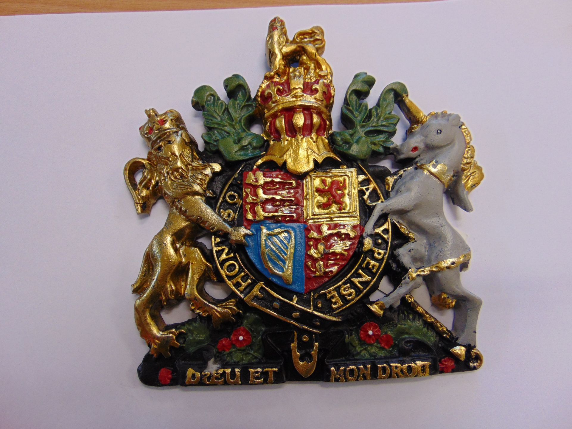 Hand Painted Wall Mounted Royal Crest, New Unissued 15cms x 16cms - Image 2 of 3