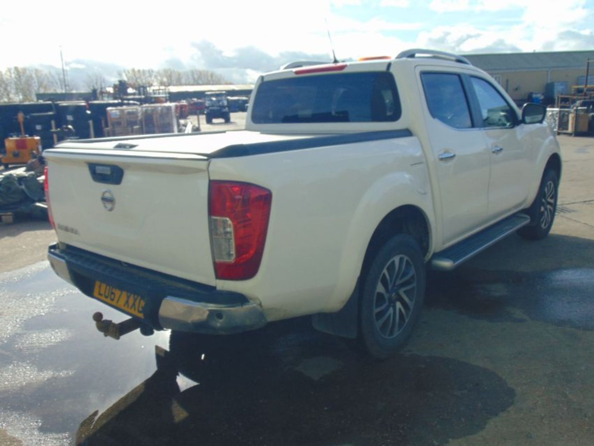 2017 Nissan Navara Tekna 2.3 DCI Double Cab 4x4 Pick Up - Image 10 of 32