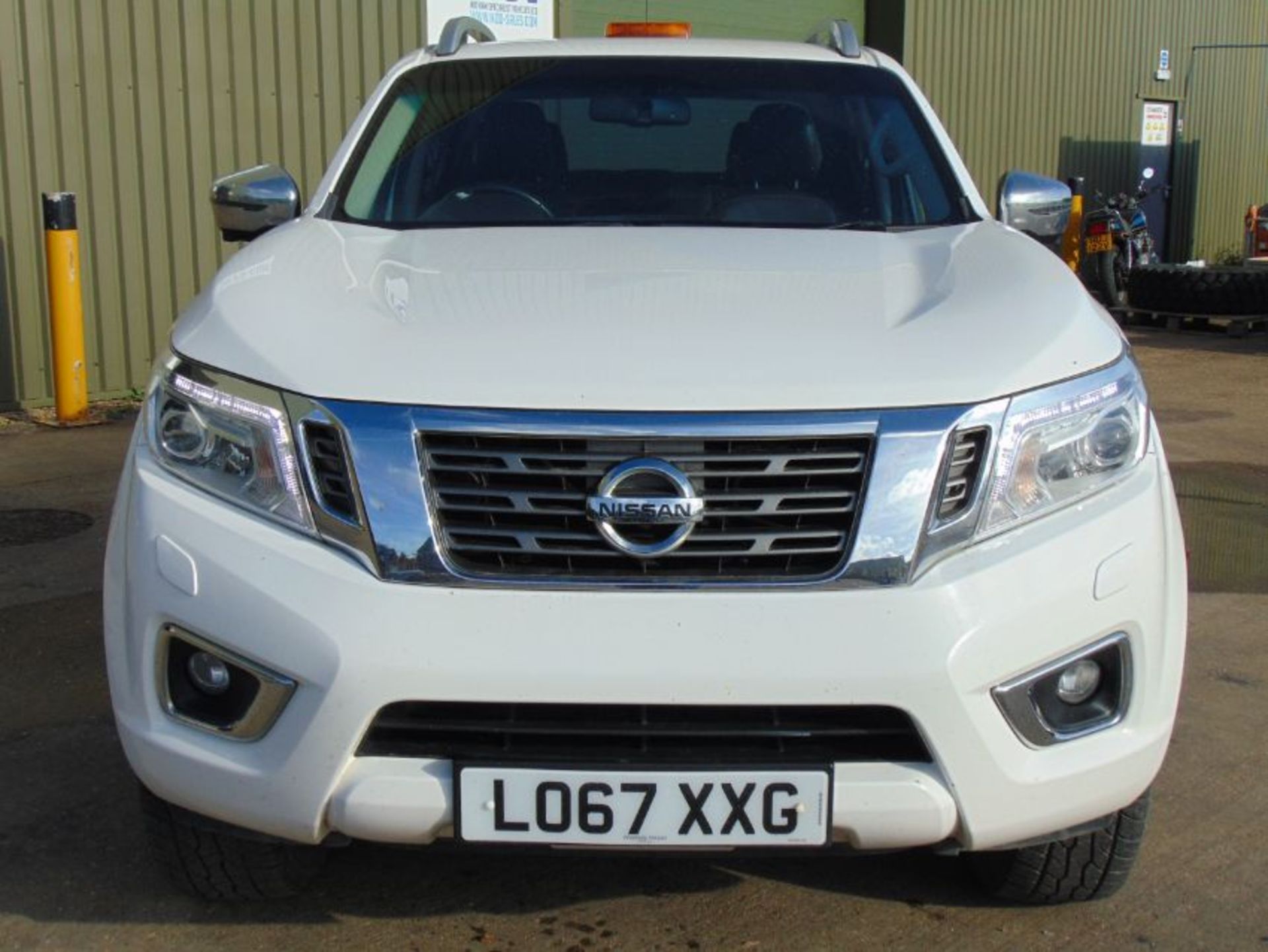 2017 Nissan Navara Tekna 2.3 DCI Double Cab 4x4 Pick Up - Image 3 of 32