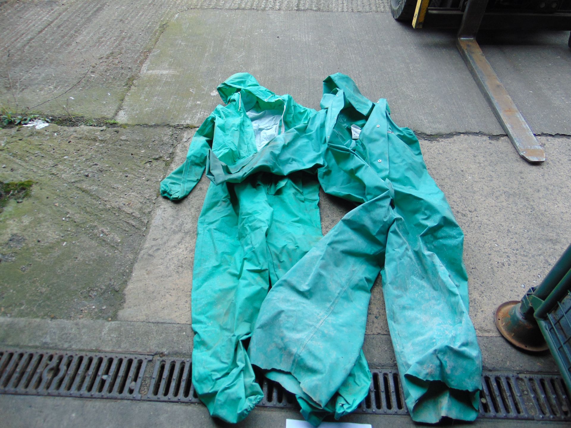 2x Waterproof Pressure wash suits - Image 2 of 4